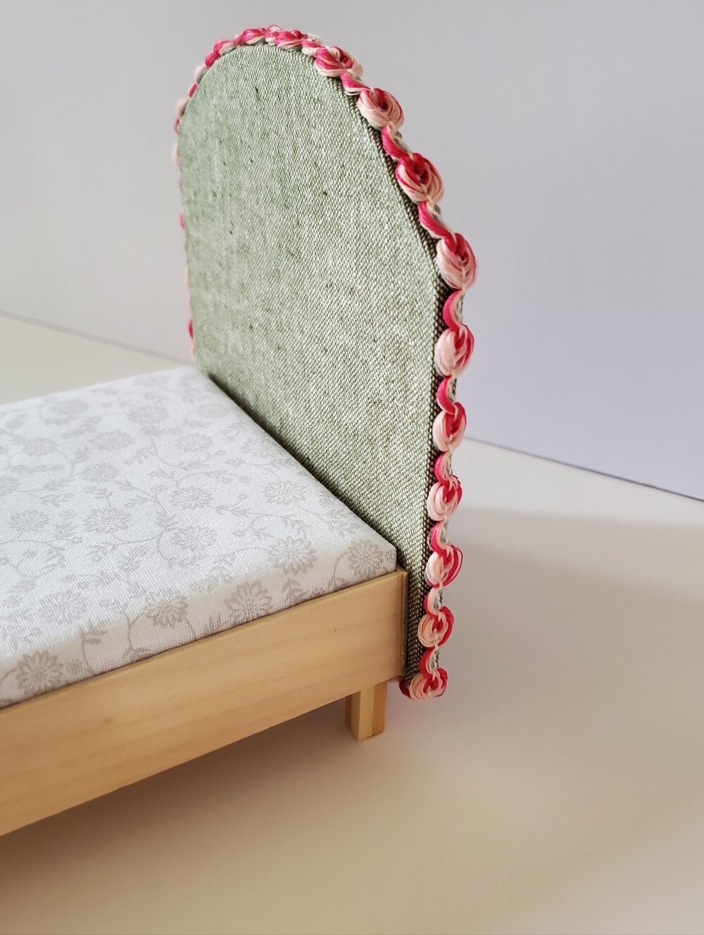 Miniature Dollhouse 1:12 Scale Green Bed Ottoman Floral Maileg - Picture 4 of 5